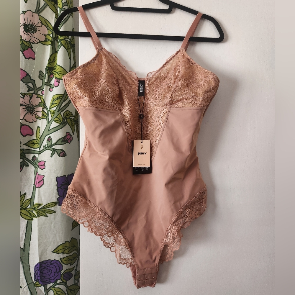 Pinsy Sculpting Lace Shapewear Bodysuit